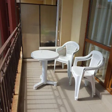 в4-3, Ashton Hall * Σάνι Μπιτς